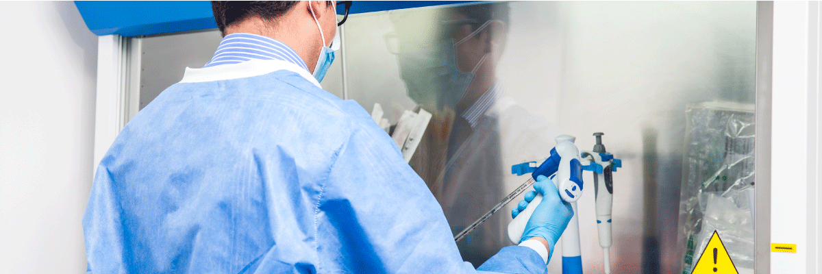 クリーンベンチを使用する研究者のイメージ